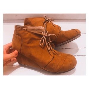Camel Wedges
